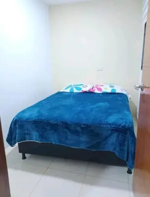 a blue blanket on a bed in a room at excelente ubicación Milán in Manizales