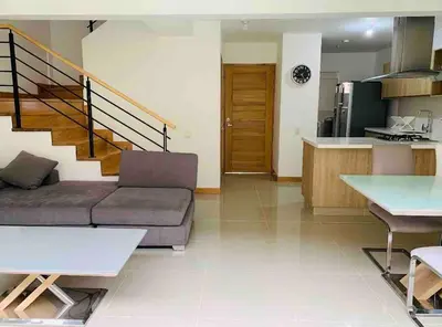 a living room with a couch and a kitchen at Casa en San Antonio de Pereira in Rionegro