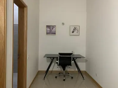 an office with a desk and a chair in a room at Casa en San Antonio de Pereira in Rionegro