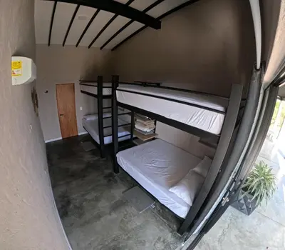 a room with two bunk beds in a room at Casa Elixir Sopetrán in Sopetran