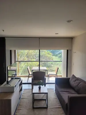 a living room with a couch and a table at Aparta Suite Hotel Rioverde Aeropuerto JMC in Rionegro