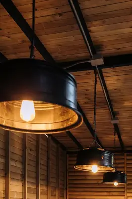 a couple of lights hanging from a ceiling at Mágica Cabaña con jacuzzi en Santa Elena in Santa Elena