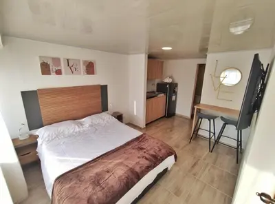 a bedroom with a bed and a table and a desk at Apartaestudio S201 a 2 calles Milán Urbanevo in Manizales