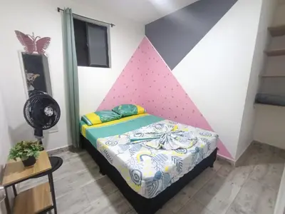 a bedroom with a bed with a pyramid wall at S21 COMODO APARTAMENTO EN LAURELES ESTADIo 2 HABT 2 BAÑOS in Medellín