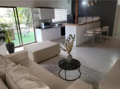 a living room with a couch and a table at Amplio Apto con Jacuzzy Terraza 2B 4hab Laureles in Medellín