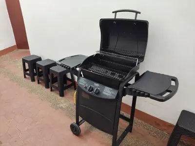a black grill with a laptop on top of it at Encanto colonial in Sopetran