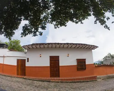 a building with a red and white wall at Encanto colonial in Sopetran