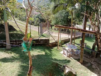 a tree in a yard with a swing at Refugio en el arroyo in San Carlos