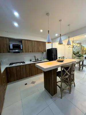 a kitchen with a large island in the middle at Apartamento amplio y moderno cerca al parque in Jardin