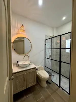 a bathroom with a toilet and a sink and a mirror at Apartamento amplio y moderno cerca al parque in Jardin