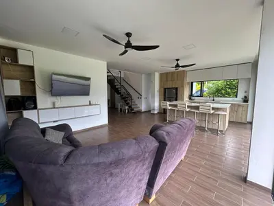 a living room with a couch and a kitchen at Villa Los Pinos in Sopetran