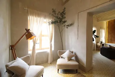 a living room with a chair and a window at Salina Casa de Huespedes in El Retiro