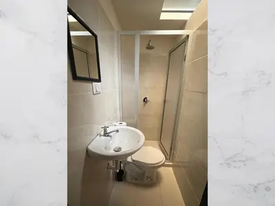 a bathroom with a sink and a shower and a toilet at Casa amoblada 15 personas 6 habitaciones 4 baños - Frente al terminal y cable aereo, Cerca de Expoferias, Bosque Popular y Termales del Otoño in Manizales