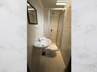 a bathroom with a sink and a shower and a toilet at Casa amoblada 15 personas 6 habitaciones 4 baños - Frente al terminal y cable aereo, Cerca de Expoferias, Bosque Popular y Termales del Otoño in Manizales