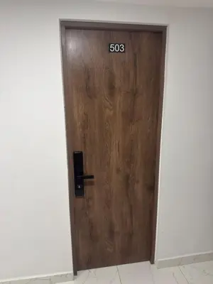 a wooden door with a sign on it at Alojamiento Privado en Avenida Principal in Manizales