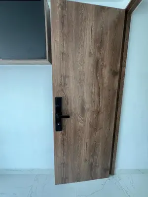 a wooden door in the corner of a room at Alojamiento Privado en Avenida Principal in Manizales