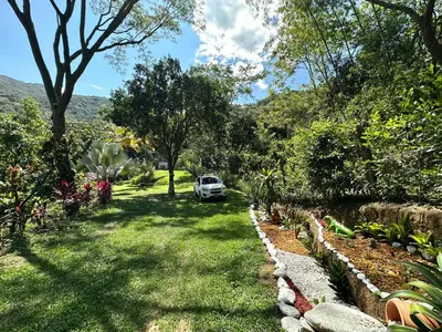 a car parked in the yard of a house at Casa Verano la rumbita Naturaleza, Piscina y Rio in Santa Fe de Antioquia