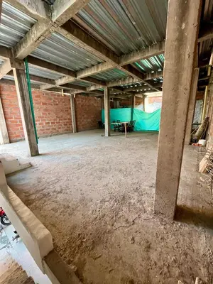 an empty room with a table in a brick wall at Habitación Central en Doradal 01 in Puerto Triunfo