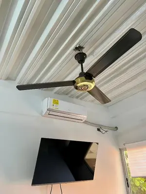 a ceiling fan and a television in a room at Habitación Central en Doradal 01 in Puerto Triunfo