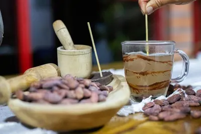 a table with a bowl of nuts and a cup of tea at KITE KIWE LODGE - Parque Arvi in Guarne