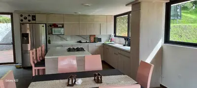 a kitchen with a table and chairs in a room at Finca Villla las Palmas in Chiquinquirá