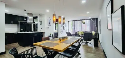 a kitchen and dining room with a table and chairs at Moderno-Central El Poblado Apartamento in Medellín