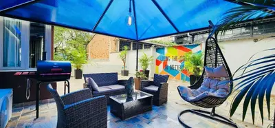 a patio with a hammock and a keyboard at Moderno-Central El Poblado Apartamento in Medellín