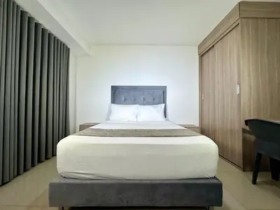 a bedroom with a large bed in a room at Praga Room Unicentro in Medellín