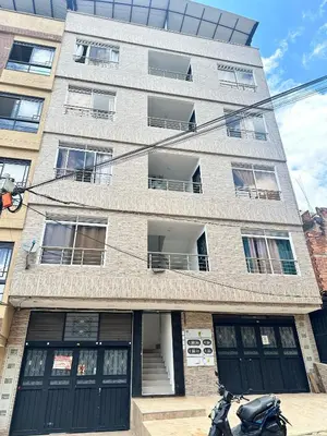 a building with a motorcycle parked in front of it at Lorena Apartamento in El Peñol