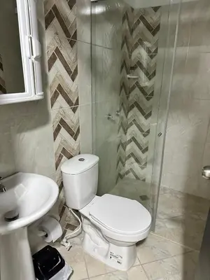 a bathroom with a toilet and a sink and a shower at Lorena Apartamento in El Peñol