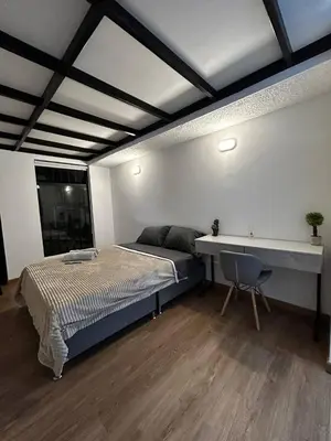 a bedroom with a bed and a desk in it at Lujoso, relajante y Cómodo Apartaestudio en La Rambla in Manizales