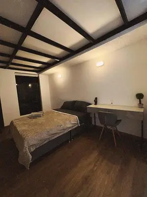 a bedroom with a bed and a desk in it at Lujoso, relajante y Cómodo Apartaestudio en La Rambla in Manizales
