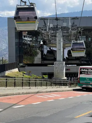 a bus driving down a street with a gondola at Apartamento cómodo en Medellín in Medellín