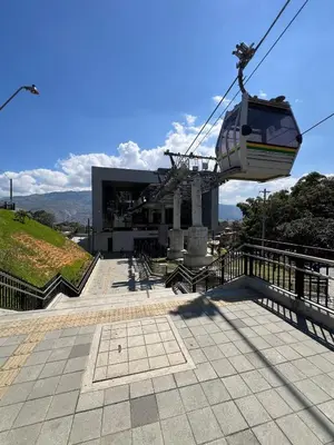 a gondola is flying over a building at Apartamento cómodo en Medellín in Medellín
