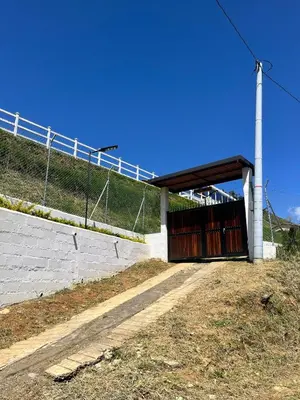 a building with a gate on the side of a hill at Hermosa Casa de descanso Villa María in Don Matías