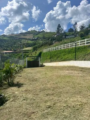 a grassy field with a fence and a hill at Hermosa Casa de descanso Villa María in Don Matías