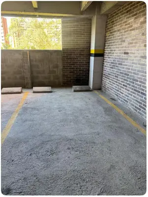 an empty parking garage with a brick wall at Apartaestudio de 2 habitaciones cerca a provenza y el tesoro in Medellín