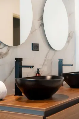 a bathroom with two sinks and a mirror at Suite con jacuzzi en El Poblado in Medellín