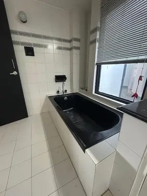 a bathroom with a large black bath tub in a kitchen at Casa Campestre, Ubicación Central in Manizales
