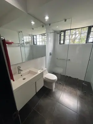a bathroom with a toilet and a sink and a shower at Casa Campestre, Ubicación Central in Manizales