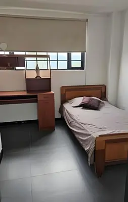 a small bedroom with a bed and a desk at Casa Campestre, Ubicación Central in Manizales