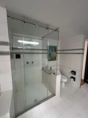 a glass shower in a bathroom with a toilet at Casa Campestre, Ubicación Central in Manizales