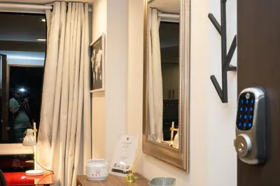 a mirror on a wall with a remote control at Staynova loft acogedor en El Poblado, Medellín in Medellín