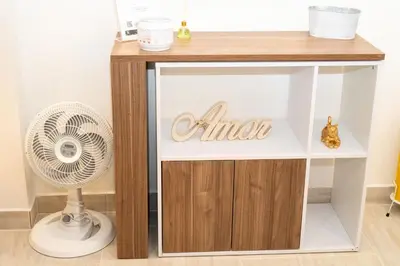 a small console table with a fan and a wooden top at Staynova loft acogedor en El Poblado, Medellín in Medellín
