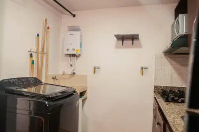 a small kitchen with a stove and a refrigerator at Apartamento en Sabaneta con Excelente Ubicación in Sabaneta