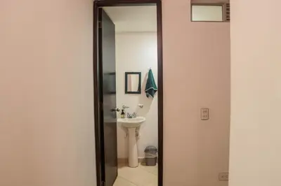 a bathroom with a mirror next to a sink at Apartamento en Sabaneta con Excelente Ubicación in Sabaneta
