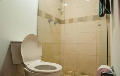 a bathroom with a toilet and a shower at Apartamento en Sabaneta con Excelente Ubicación in Sabaneta