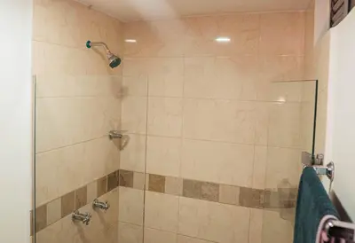 a bathroom with a shower with a glass door at Apartamento en Sabaneta con Excelente Ubicación in Sabaneta