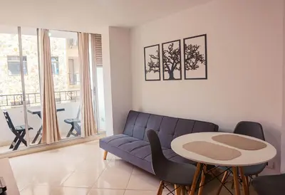 a living room with a blue couch and a table at Apartamento en Sabaneta con Excelente Ubicación in Sabaneta