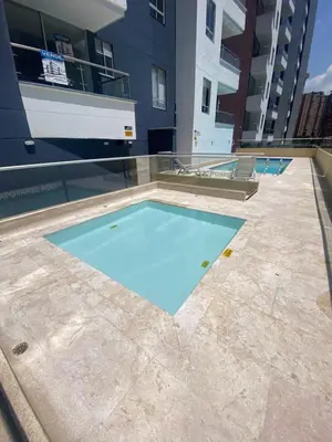 a swimming pool in the middle of a building at comodo y acogedor apartamento in Sabaneta